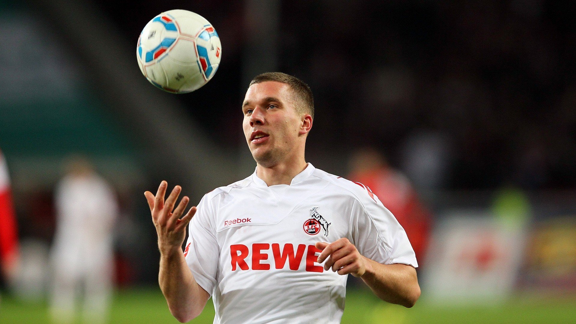 姆巴佩连续十场比赛得分超过战术调整，DWG不断突破！观众掌声雷动